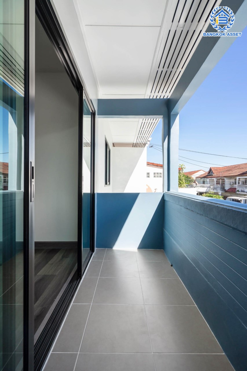 บ้านมือสองตกแต่งใหม่ หน้าโครงการติดรถไฟฟ้า "สถานีไทรม้า"!! ม.ซื่อตรง พระนั่งเกล้า-ท่าอิฐ ทาวน์เฮ้าส์หลังใหญ่ เนื้อที่ 26 ตร.ว. ฟังก์ชัน 3 ห้องนอน 2 ห้องน้ำ 1 ที่จอดรถ ทำเลใกล้ เซ็นทรัลรัตนาธิเบศร์ และทางด่วน "งามวงศ์วาน"